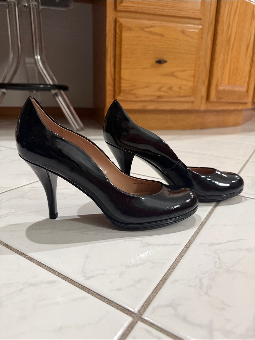 Tahari Black Patent Round Toe Mid Heel Pumps